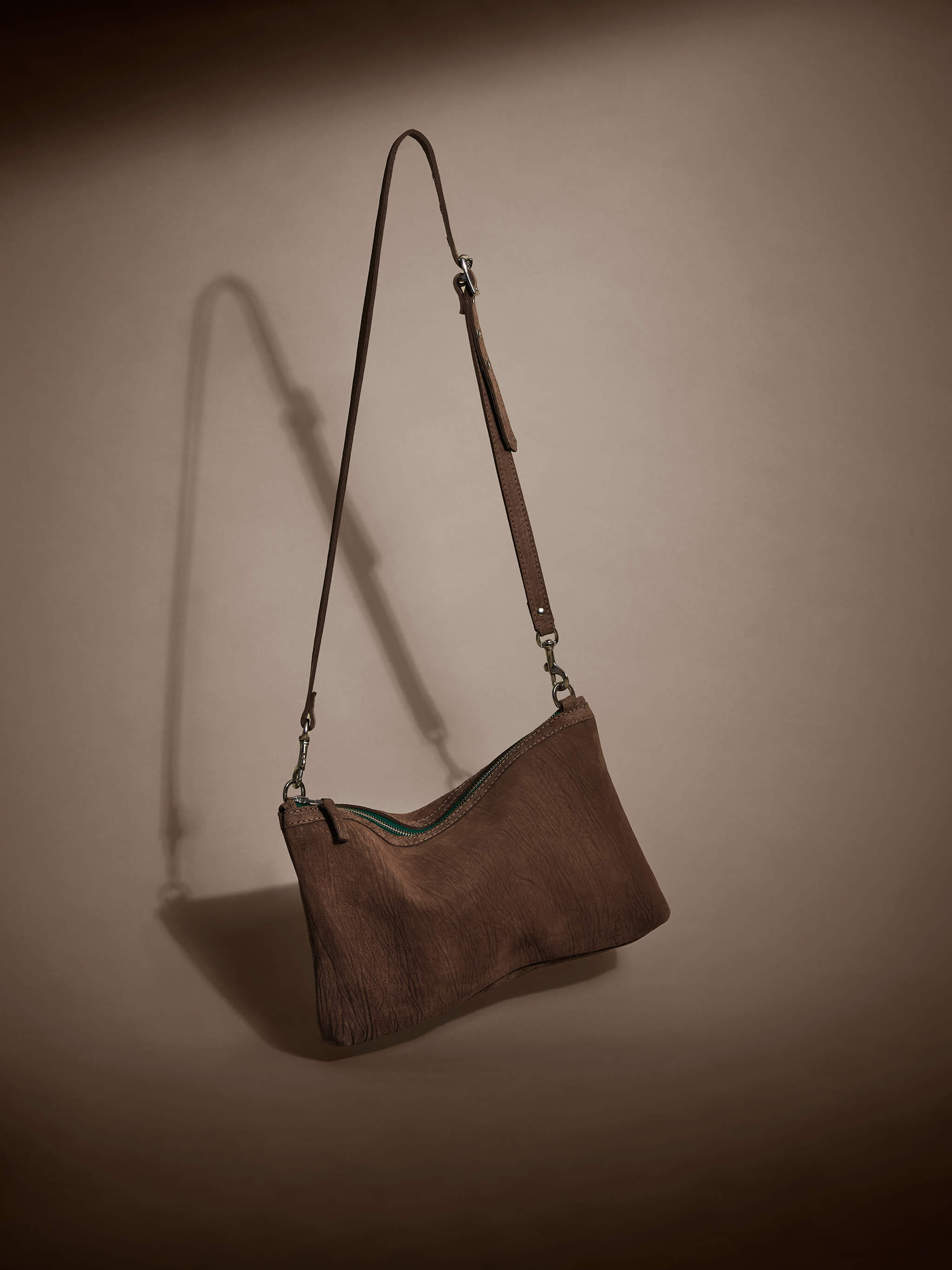 Peter Crossbody Bag in Nubuck - Bitter Chocolate/Emerald